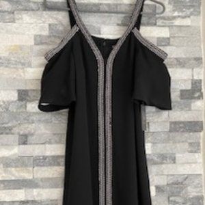 Vince Camuto black cold shoulder shift dress with woven trim (size 6P)